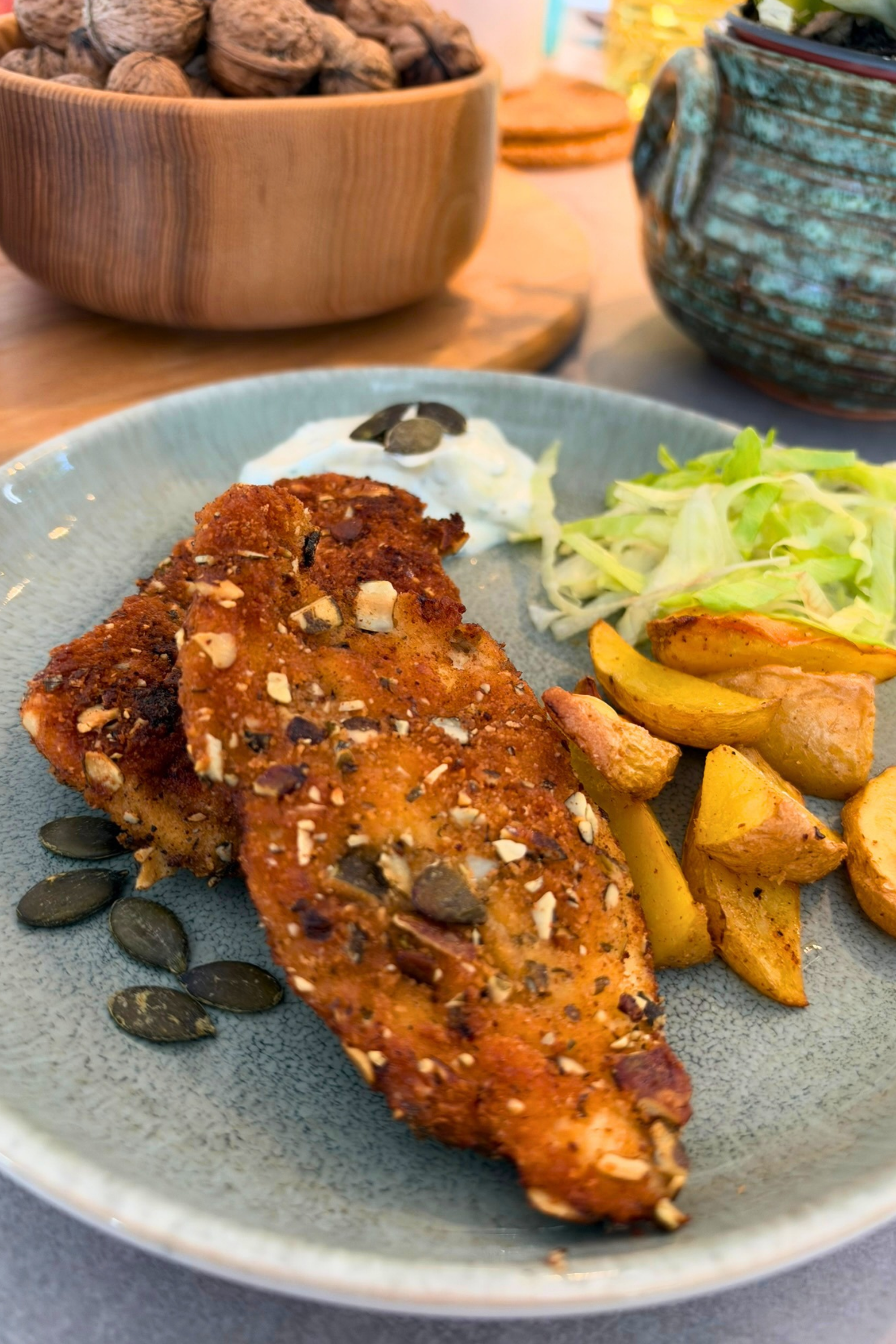 Kürbiskernschnitzerl mit Kartoffelspalten und Dip