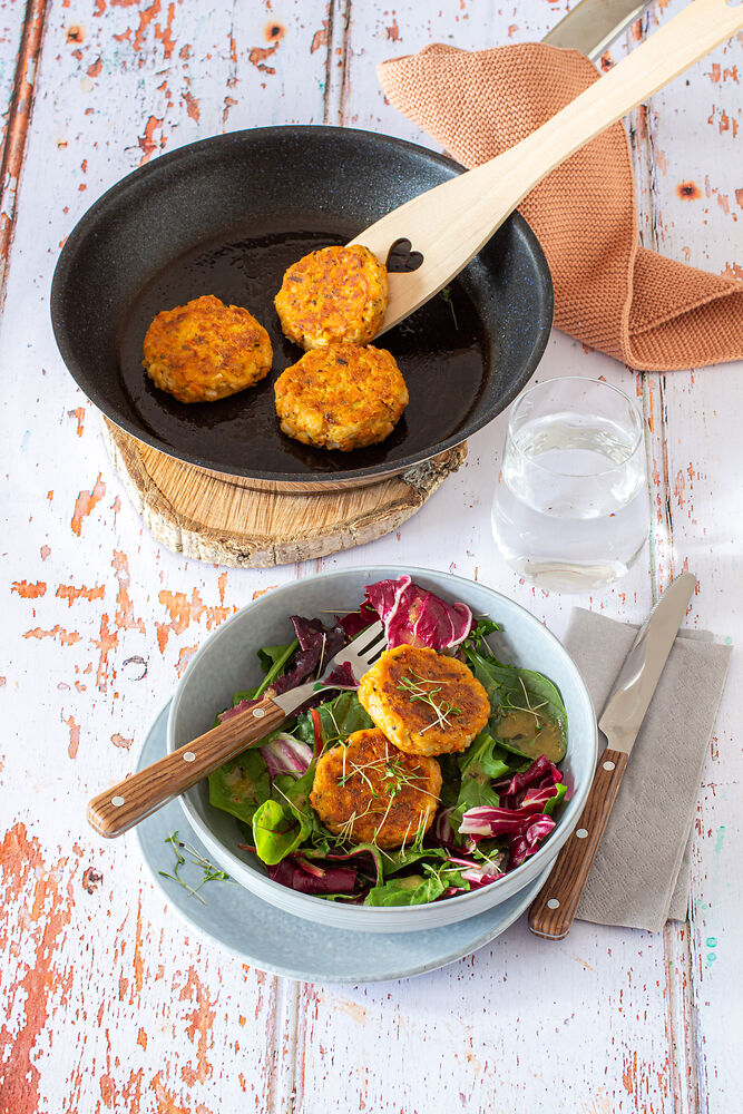Tofu-Kartoffel-Pflanzerl auf buntem Salat